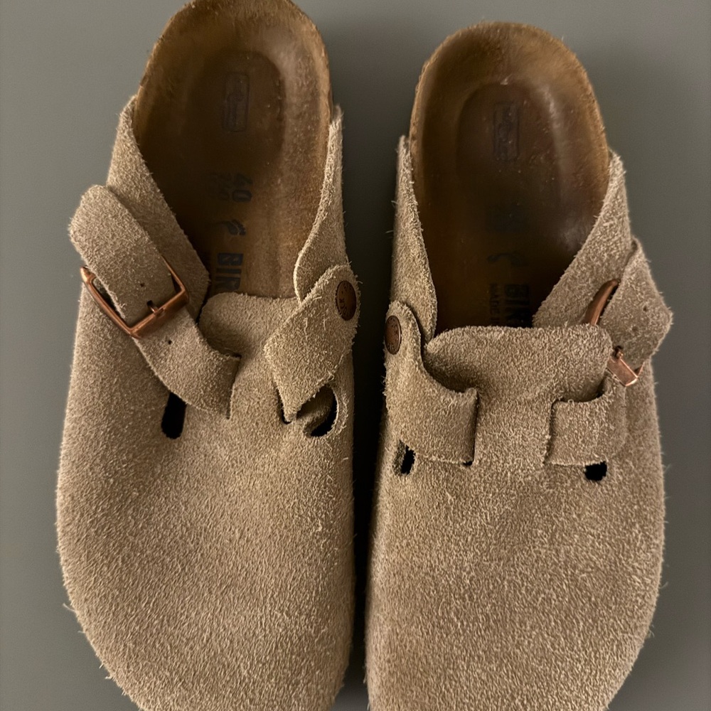 Birkenstock Boston clogs in taupe suede